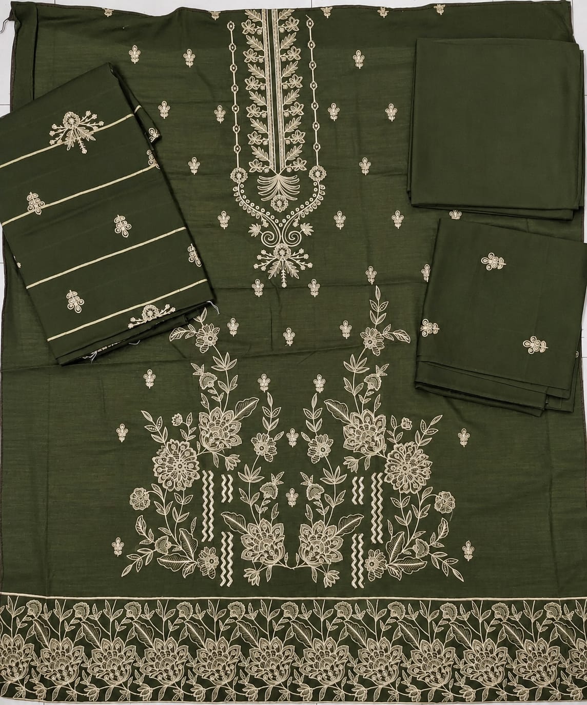 Emaan Luxury – Premium Embroidered 3-Piece Lawn Suit