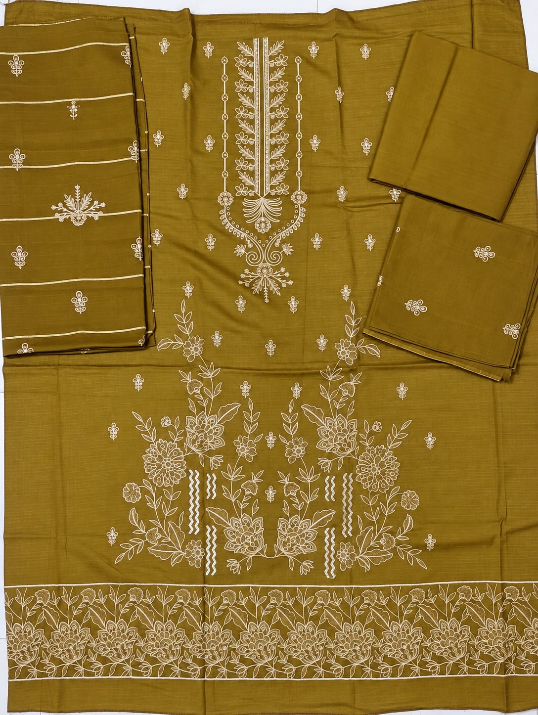 Emaan Luxury – Premium Embroidered 3-Piece Lawn Suit